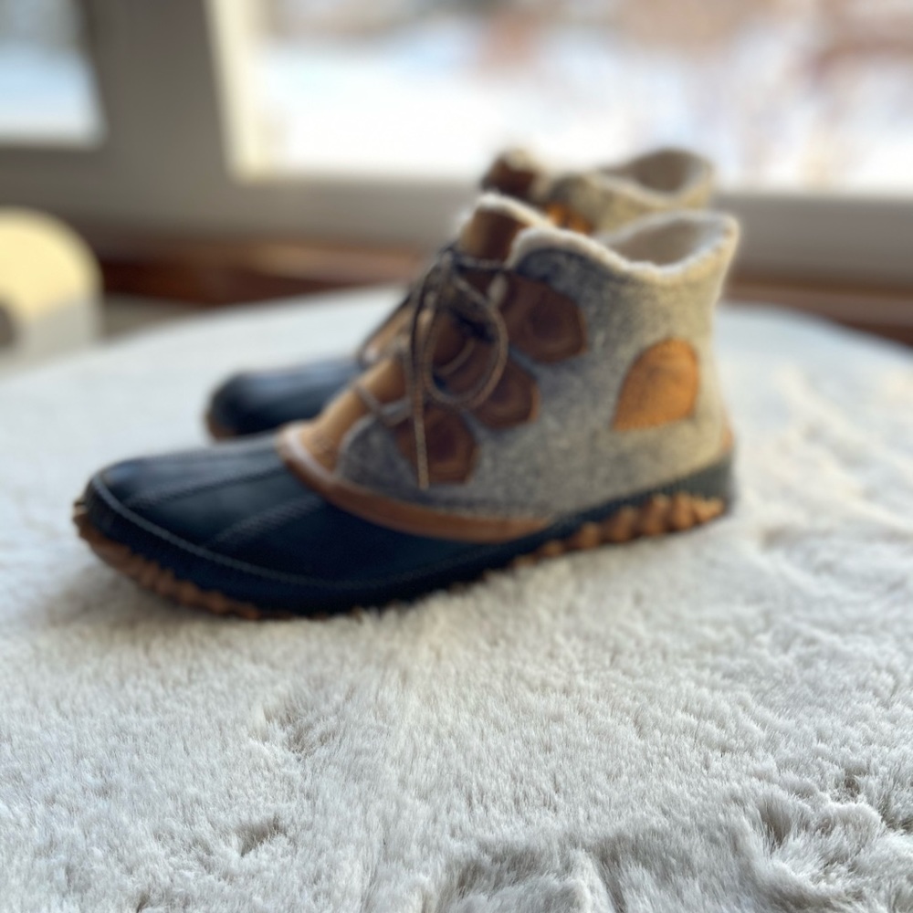 *SOLD* Sorel Out N About Booties